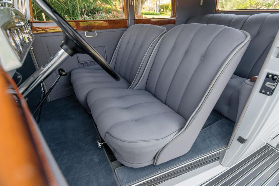 Интерьер Marmon Sixteen Victoria Coupe by LeBaron (143) 1933 года  (фото 3 из 11)